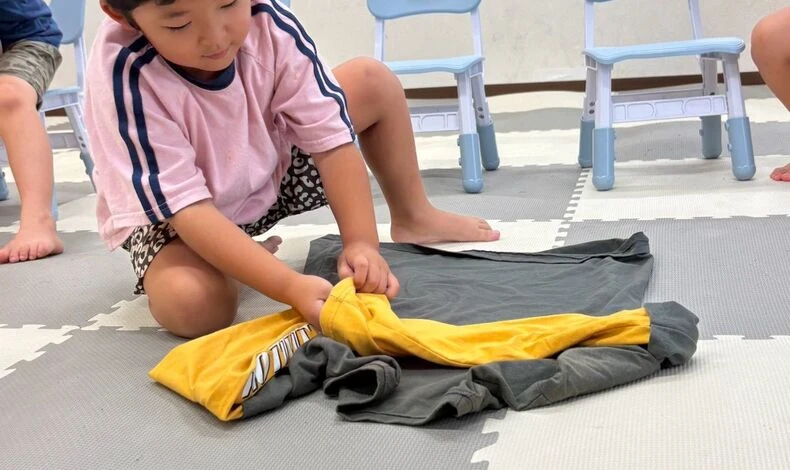画像4937：越谷の児童発達支援・放課後等デイサービスの仕事内容は？「服をたたむ」も大切な練習