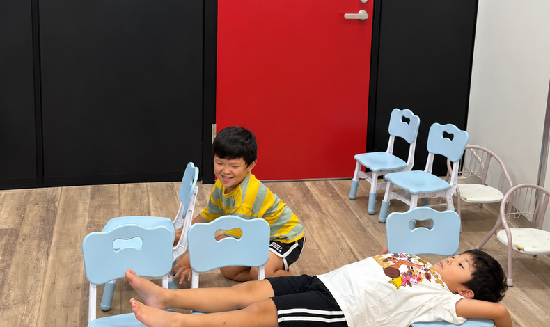 画像5091：越谷の児童発達支援のお仕事は？｜椅子がなくなっても落ちない！？体幹チャレンジ