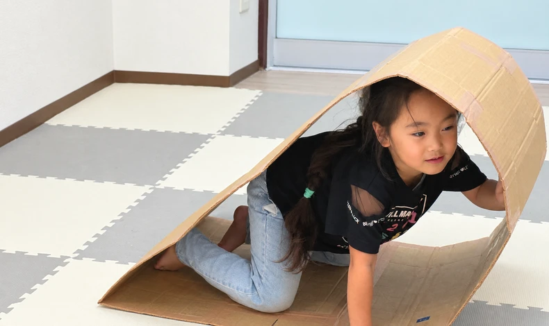 画像5095：越谷の児童発達支援・放課後等デイサービスの仕事内容は？「前が見えない！」全身で進むキャタピラリレー🔥