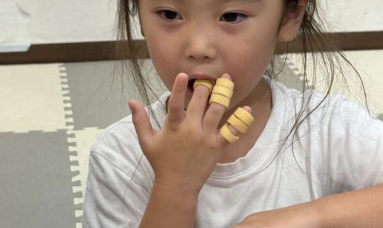 画像5105：越谷の児童発達支援・放課後等デイサービスの仕事内容は？お菓子を指にはめてみよう!?