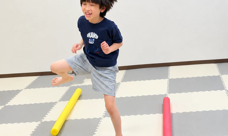 画像5186：越谷の児童発達支援・放課後等デイサービスの仕事内容は？音楽に合わせてジャンプ＆ダンス🎵